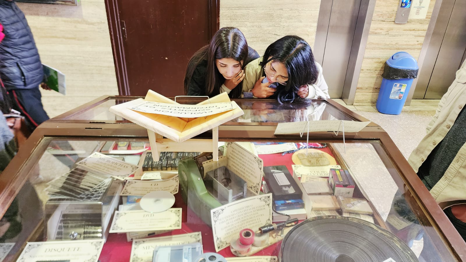 La UMSA celebra el Día del Libro mostrando el legado de Mariano Baptista Gumucio y sus joyas más curiosas y valiosas